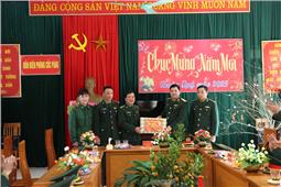 Tư lệnh Quân khu chúc tết quân và dân vùng biên giới Cao Bằng
